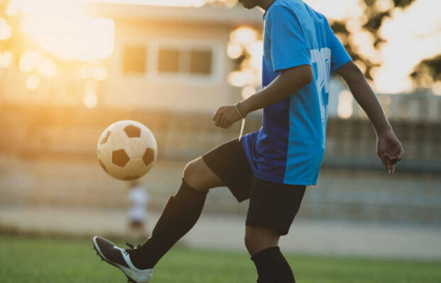 Como o futebol influencia a vida cotidiana dos brasileiros?