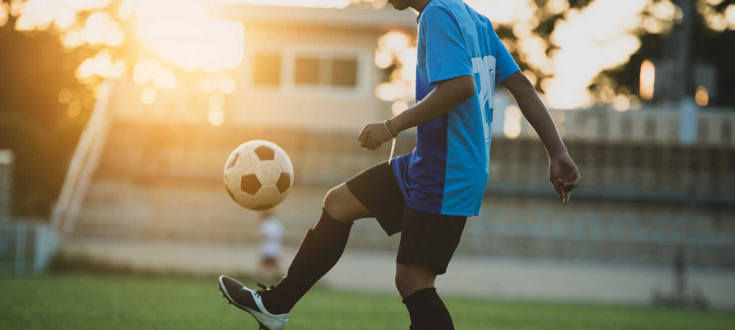 Como o futebol influencia a vida cotidiana dos brasileiros?